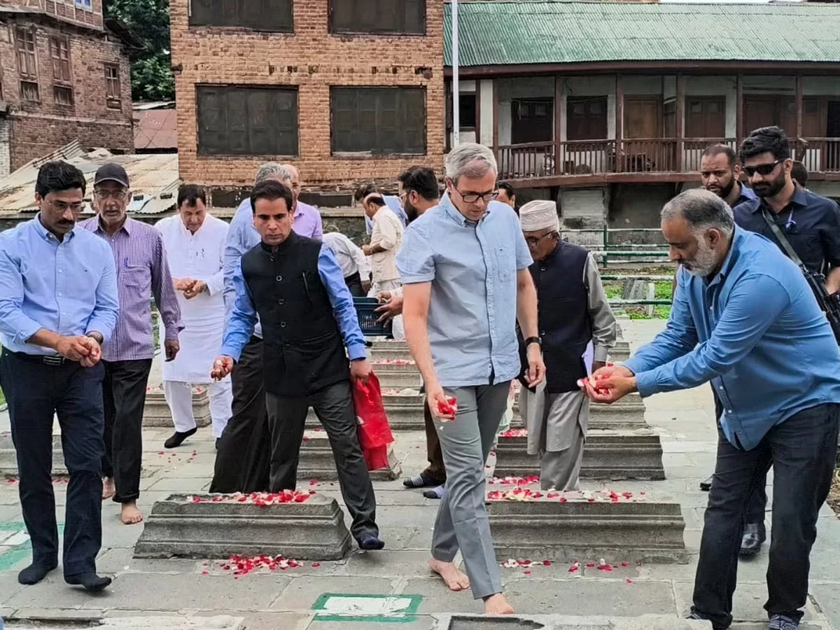 *उमर अब्दुल्ला गेट फांदकर फातिहा पढ़ने पहुंच गए नक्शबंद साहिब ...